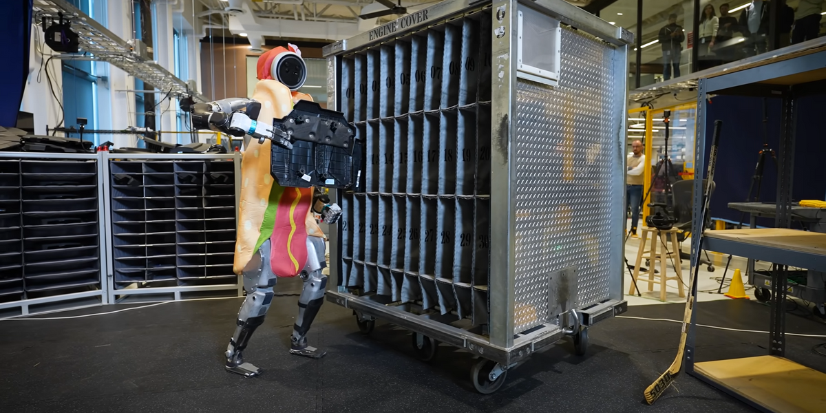 فيديوهات الروبوت: Boston Dynamics Atlas، وAldebaran Robotics Nao، والمزيد