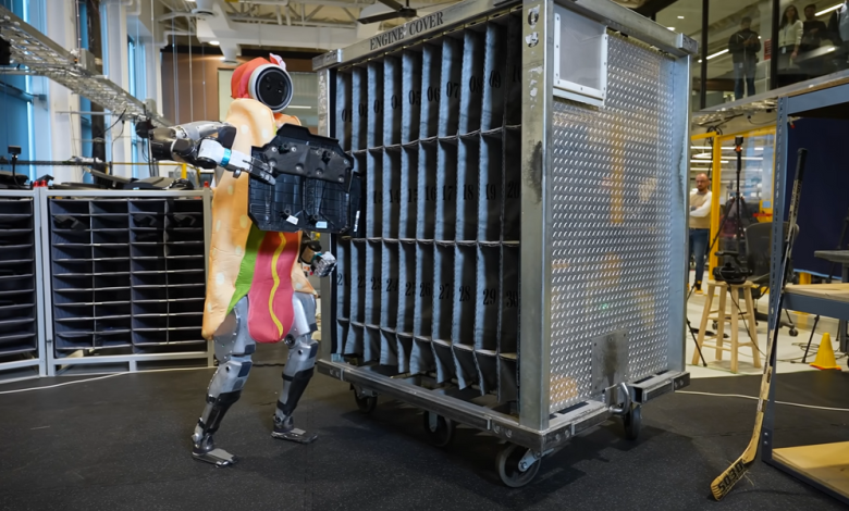 فيديوهات الروبوت: Boston Dynamics Atlas، وAldebaran Robotics Nao، والمزيد