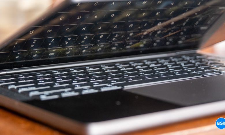 OLED MacBook Pro على المسار الصحيح لعام 2026 ، يمكن أن تحصل Air على ترقية LCD