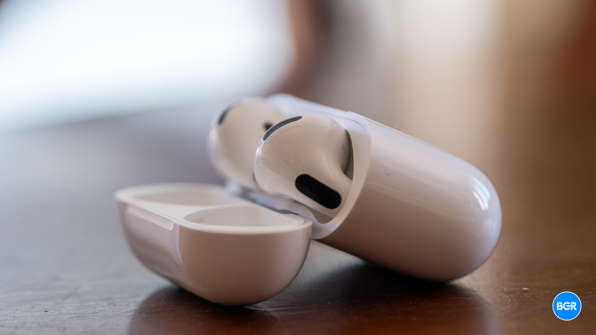 ترجمة حية لسماعات الأذن AirPods ترجمة حية لسماعات الأذن AirPods