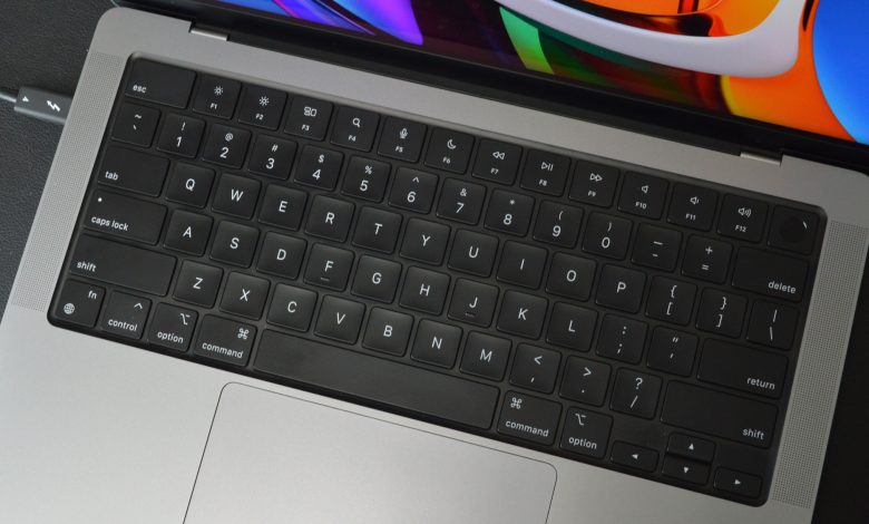 تعمل Apple على إعادة تصميم كبيرة للوحة مفاتيح MacBook الخاصة بها