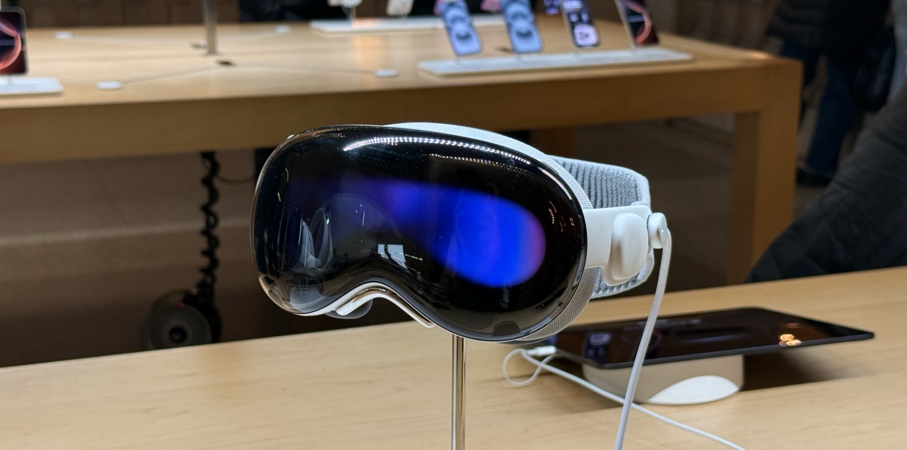 ربما حصلنا للتو على نظرة أولى على جزء من Apple Vision Air ربما حصلنا للتو على نظرة أولى على جزء من Apple Vision Air