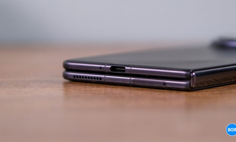 مطالبة عرض iPhone Fold Display بأنه يحتوي على كاميرا صورة شخصية منخفضة الشاشة