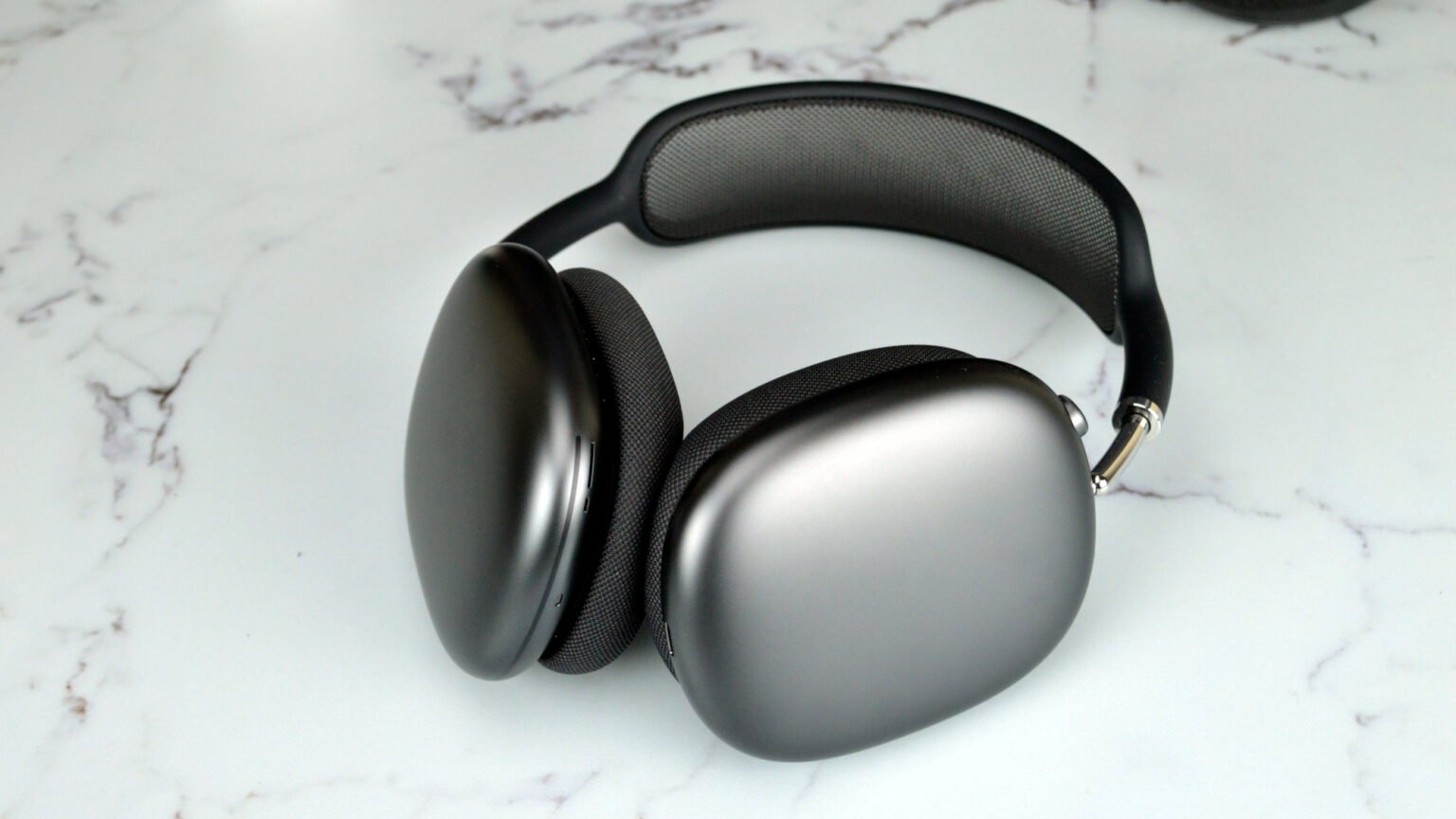 أصدرت Apple للتو برامج AirPods Max جديدة جديدة ، وإليك كيفية التحديث